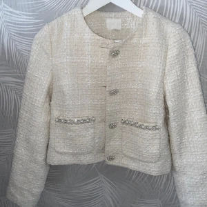 H&M kofta  - Slutsåld glittrig kofta från h&m med pärlor på knapparna och fickorna💗 Knappt använd så den är i jättebra skick!  