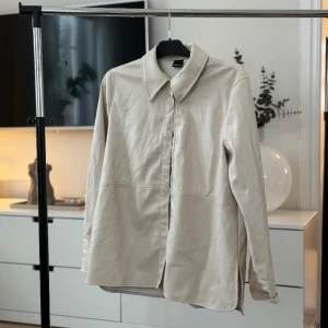 Skjorta skinnimation/läder  - Stl 38  Nyskick