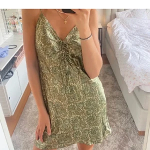 Zara klänning  - Använd en gång. Storlek M passar s-m💞