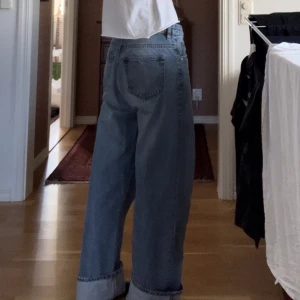 Baggy jeans  - Ett par riktigt baggy jeans, vida raka ben och inga slitningar eller hål. Från lager 157 men köpta second hand. 