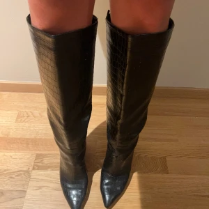 Boots  - Högklackade stövlar från Nelly med vida ben. Är storlek 41 men passar bra på mig som annars har 38/39 🤩