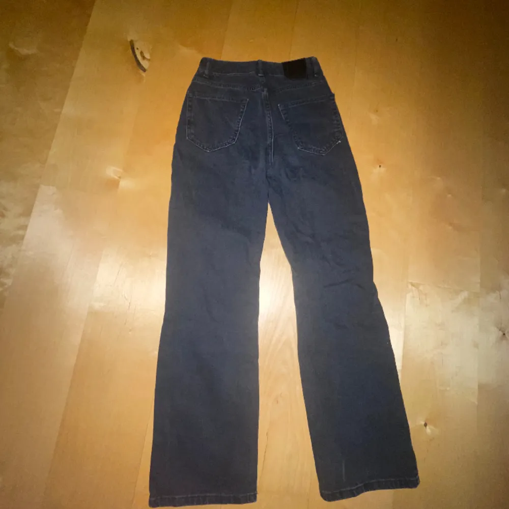 Bikbok jeans i storlek 24 32, säljer då de är för små. Fint skick. Jeans & Byxor.
