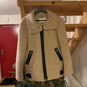Jacka  - Jätte fin Teddyjacka i storlek L, tidigare köpt på Plick men används inte! 
