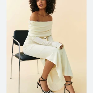 Gina tricot klänning - Säljer denna otroligt fina klänning från gina tricot. Storlek 36 och endast använd 1 gång🤍