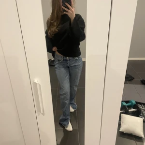 Jenas - Super fina jenas med slits, lite förstora på mig därför jag säljer ☺️