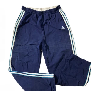 Adidas byxor - Bekväma och fina Adidasbyxor, skriv gärna om du undra något 💗