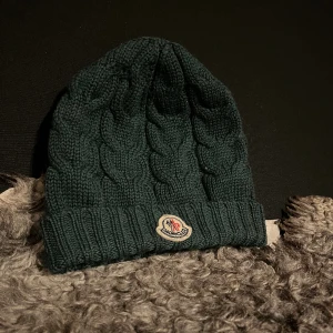 Moncler mössa - Tjena, säljer en Moncler mössa i barn size. Köpt för 1500kr vår pris 300kr hör av er om frågor. Mvh West Supply