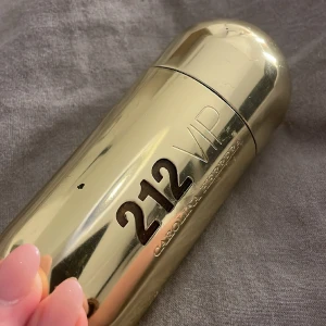 Parfym 212 VIP - Parfym med vaniljlukt. Endast testad.