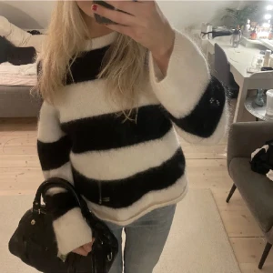 Mohair tröja - Säljer denna populära mohair tröja från hm, knappt använd (första bilden är från tjejen jag köpte den av)