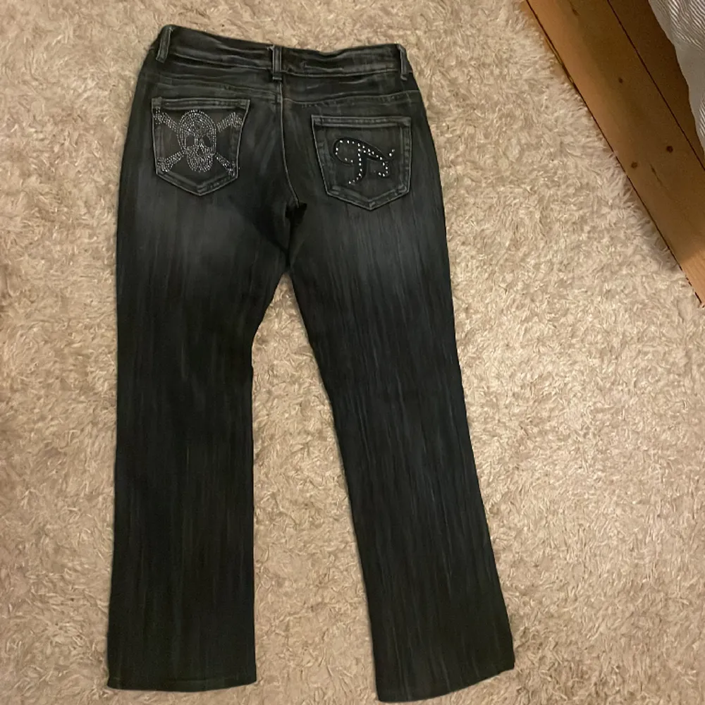 Säljer dessa skitsnygga bootcut jeans som tyvärr inte kommer till användning då det är för korta på mig( jag är 164cm lång) ❤️. Jeans & Byxor.