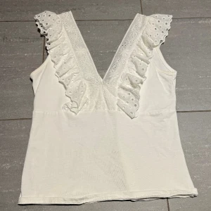 Jättefin topp med spets - Superfin v-ringad tröja med spets🩷aldrig använd, köpt i Spanien 