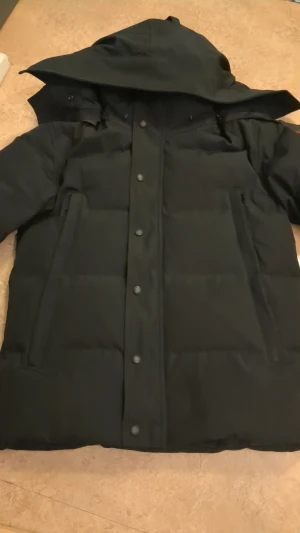 Canada Goose Wyndham  - Tja, säljer min Canada Goose Wyndham jacka den är i bra kondition. Finns i Stockholm 