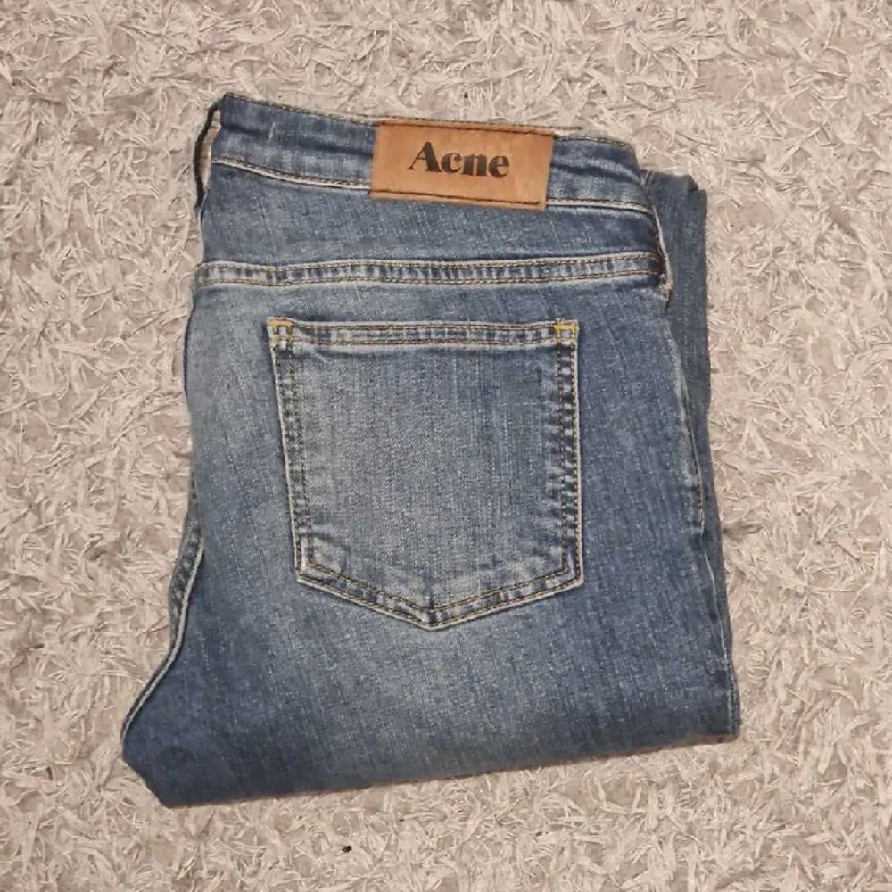 Jeans från Acne.  Storlek 28 i midjan längd kapades. Low Waist  Använda men bra skick  Kommer från ett rökfri och djurfri hem . Jeans & Byxor.