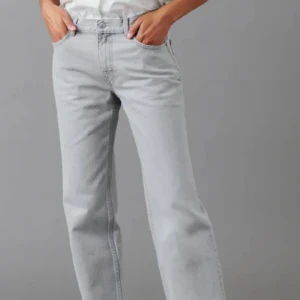 Lowstaight jeans ginatricot 34 - Skick: 7/10  Använda: 10-15 ggr  Nypris: 500 Finns några fläckar på ena benet, men annars felfria, säljer pga att dem sitter lite för tight,(första bilden är ifrån hemsidan) pris kan diskuteras!!💓💓