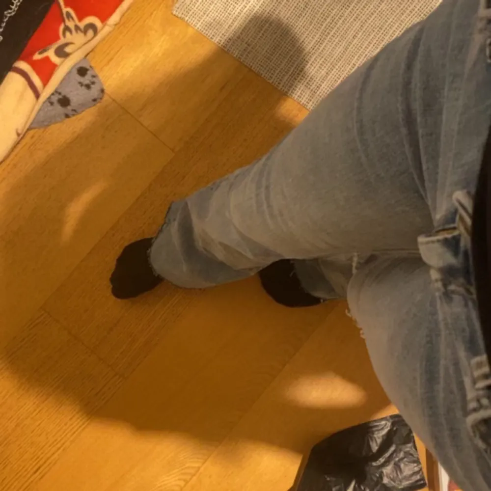 Bootcut jeans, har klippt dom lite så att dom passar min längd, är 165. Kan diskutera pris.. Jeans & Byxor.