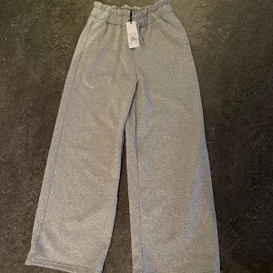 Glittriga mjukisbyxor  - Mjukisbyxor oanvända helt nya. Nypris 299kr. Storlek 170 (passar 15 år)