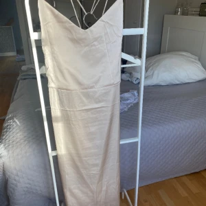 Satin klänning - Satin klänning med öppen rygg och slits. Aldrig använd endast testad. I stolek small och säljer för 50kr 
