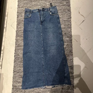 lång jeanskjol Zara - blå maxikjol från Zara i storlek L men passar mig som är medium! skriv för fler bilder🤍