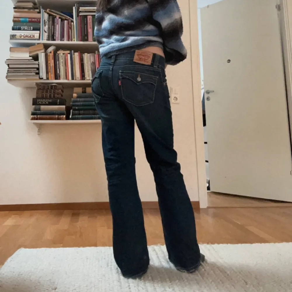 superfina levis jeans i väldigt bra skick!!💕 midjemått: 81, innerbenslängd: 80. Jeans & Byxor.