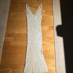 Klänning från H&M - Klänning från H&M i storlek xs bara använd en gång så i fint skick