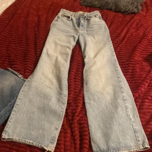ljusblå jeans  - Säljer ett till par jeans som är lite större i modellen och utsvängda. De är ljusblå och mycket sköna 💕 tvärsöver är midjan 35cm och innebenslämgden är 87 cm 