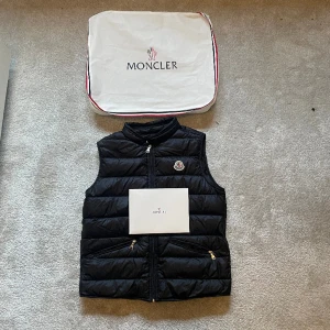 Moncler vest - Hej säljer nu min Moncler väst i helt nyskick inga skador eller något i storlek S och har dustbagen och även Moncler beviset på att den är äkta  Nypris 8000 | Vårt pris 3499  Priset är ej hugget i sten