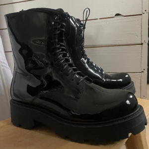 Vagabond svarta kängor lack - Helt oanvända svarta lackkängor från Vagabond. 