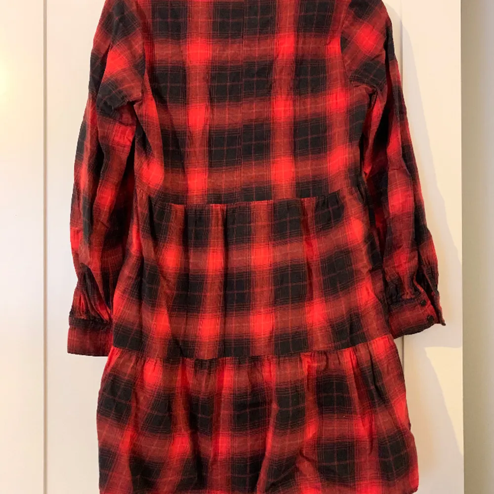Röd- och svartrutig klänning från h&m. Säljer då den har blivit för liten för mig❤️. Klänningar.