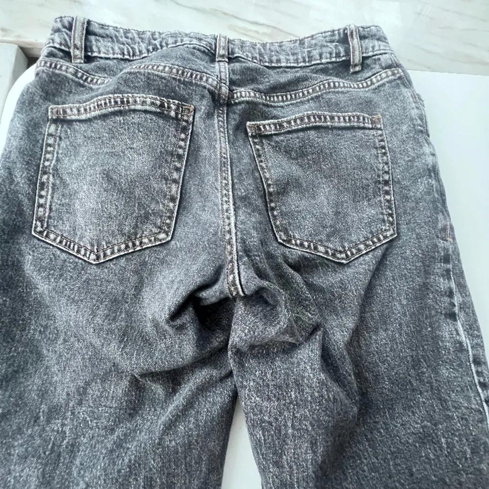 Snygga mörkgråa jeans. Original pris 350, finns inte kvar på Lindex hemsida.. Jeans & Byxor.