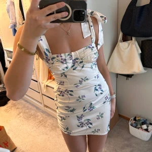 Klänning  - Säljer denna snygga klänning från nakd! Aldrig använd! Så fin till studentmotagning eller liknande! Storlek 34!