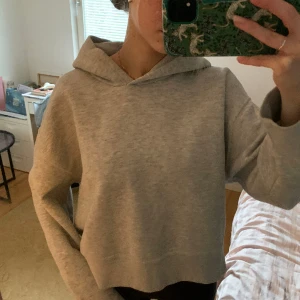 Grå hoodie - Grå hoodie i jättefin passform från Zara