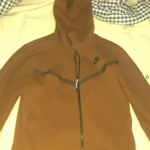 Nike tech Fleece - Brun Nike tech fleece i nyskick Passar både M och L. Kan mötas i Stockholm och fraktar över hela Sverige.