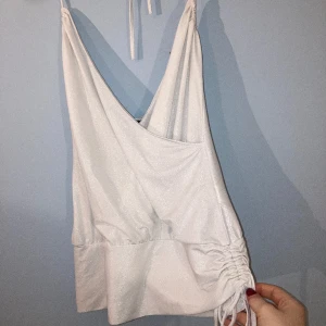 Festtopp - Säljer denna toppen i superfint skimrigt tyg! Den knyts med rosett i midjan och kan justeras, superbra skick med kommer inte till användning. Pris kan diskuteras💘