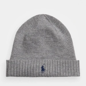 Mörk grå polo mössa - Bra skick använd 7-10 gånger passar bra och skön på huvudet. Vill sälja för använder inte den så mycket längre.| Ny pris 700-600 säljer för 175