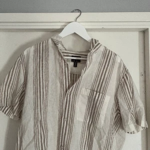 Linneskjorta H&M - Storlek M Nypris 299kr Mitt pris 50kr Skick 10/10  Riktigt snygg linneskjorta till sommaren!  /sthlmstil-resell