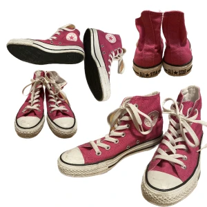 Converse Rosa  - Snygga rosa Converse, knappt använda så i bra skick! Några missfärgningar på det vita, men skulle ändå vilja påstå att det blir som nya efter en tvätt :)!