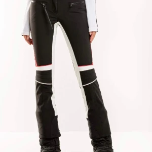 Skidbyxor  - Superfina skidbyxor från 8848 ❤️säljer då de tyvärr blivit för små för mig. Köpa för 2300. Innerbenslängden är 77cm. Midjemåttet är 66cm + stretch. OBS litet lagat hål vid höften! 💗