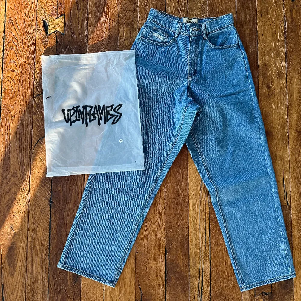 Up in Flames Ldn  Unisex Baggy jeans., köpta från drop i oktober, limited edition, aldrig använda. Stl unisex xs motsvarar ca stl 26 Instagram: UpInFlames  Mått Wasit 68 cm Inseam 74 cm Outside 100 cm Waist to crotch 32 cm. Jeans & Byxor.