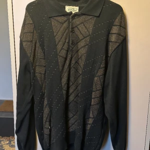 Stickad tröja - Vintage tröja med fint guldmönster. Den är i storlek XL men sitter mer som en L (passar perfekt att stylea oversized!🤩) Köparen står för frakten!📦🤠