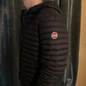 En snygg svart colmar jacka i storlek 16 y som motsvarar xs/small, han på bilden är 174cm. Jackan är i bra skick förutom en defekt vid nedre rygg, men märks inte när jackan är på. Bara att kontakta mig om du har fler frågor. Pris går att diskuteras 