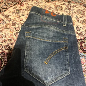 Dondup jeans slim fit - Fina dondup jeans köpta från Dondup butiken i milano , dondup påse följer med! 