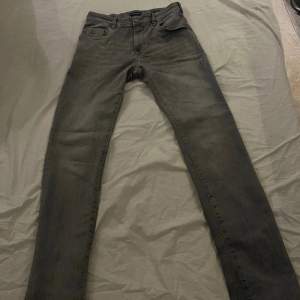 Fina jeans köpta för en månad sen andvänd några gånger storlek 164/28/30