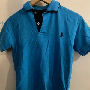 POLO PIKÉ - Säljer denna tröja eftersom den är för liten den är i rätt så bra skick 