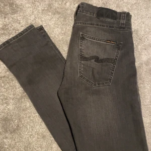 Nudie jeans - Säljer dessa as feta nudie lean Dean jeans! Bra skick, storlek W28 L32, snygg tvätt. Pris kan diskuteras vid snabb affär!😊