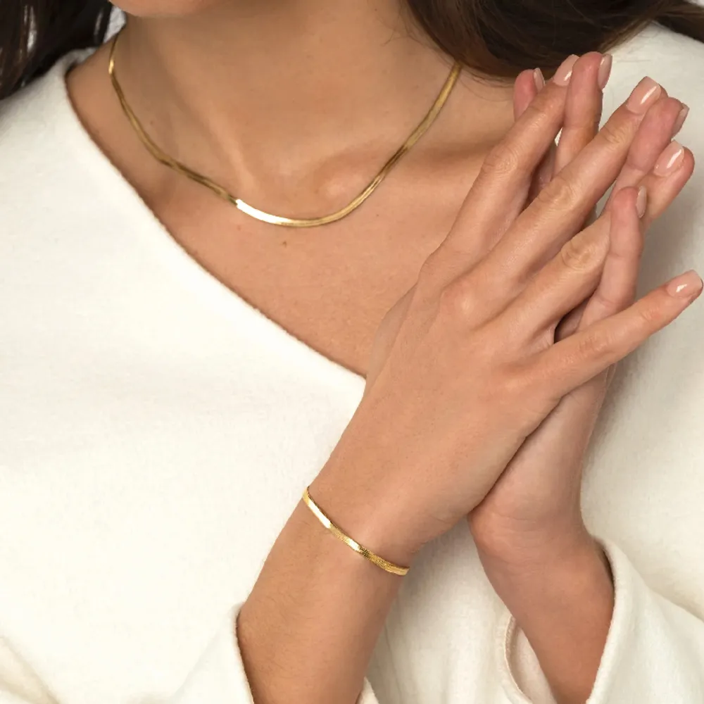 Guldiga halsband från Mockberg i modellen ”Thin snake necklace gold”. Nypriset är 599kr. Ny och helt oanvänd men priset kan diskuteras.💕💕. Accessoarer.