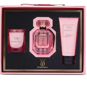 Victoria's Secret Bombshell 3 Piece Luxe Fragrance Gift  - Säljer Victoria's Secret Bombshell i 3 delar (Ljus, Parfym och Body lotion) har endast testat men är som helt nytt💕 Doftar väldigt gott men väljer att sälja ändå💕 