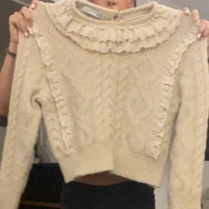 Stickad törja - Säljer min fina stickad tröja ifrån zara, köpt för unge fär för 500 säljer för 150 minimum!
