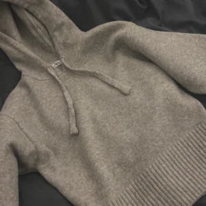 säljer min gråa stickade tröja från zara  - storlek s från zara väldigt bra skick  använd 1-2 gånger 