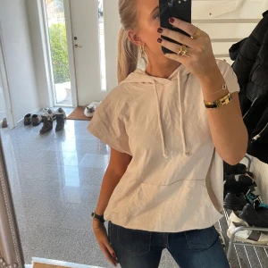 Kortärmad hoodie  - Super cool!!! Jätte bra material 💓