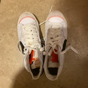 Nike Blazers - Nike skir modell blazers. väldigt bra skick endast lite smutsiga. herrmodell men passar mig (en tjej) Som har strl 41